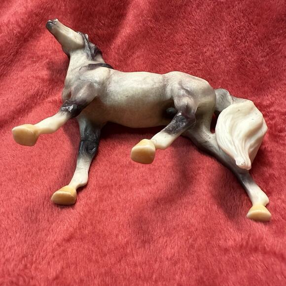 Breyer Reeves Mesteno Monte'ga Mustang Horse Classic Gray Dapple - Picture 5 of 6
